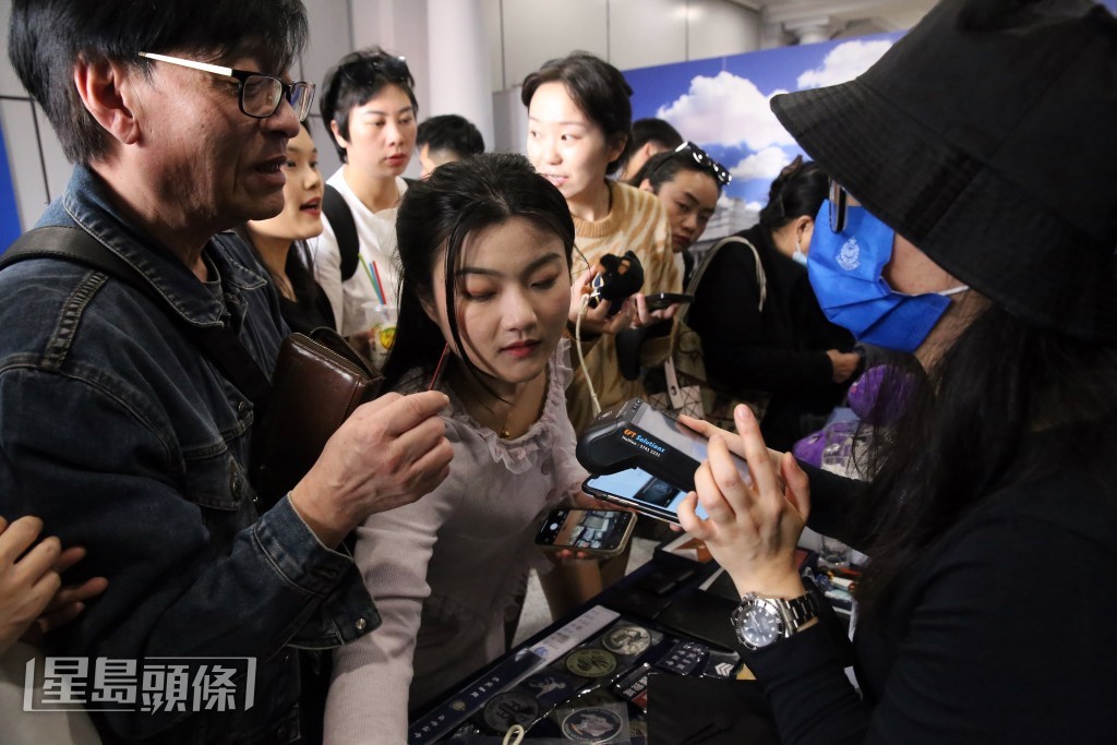 市民搶購特色的警察紀念品。劉漢權攝