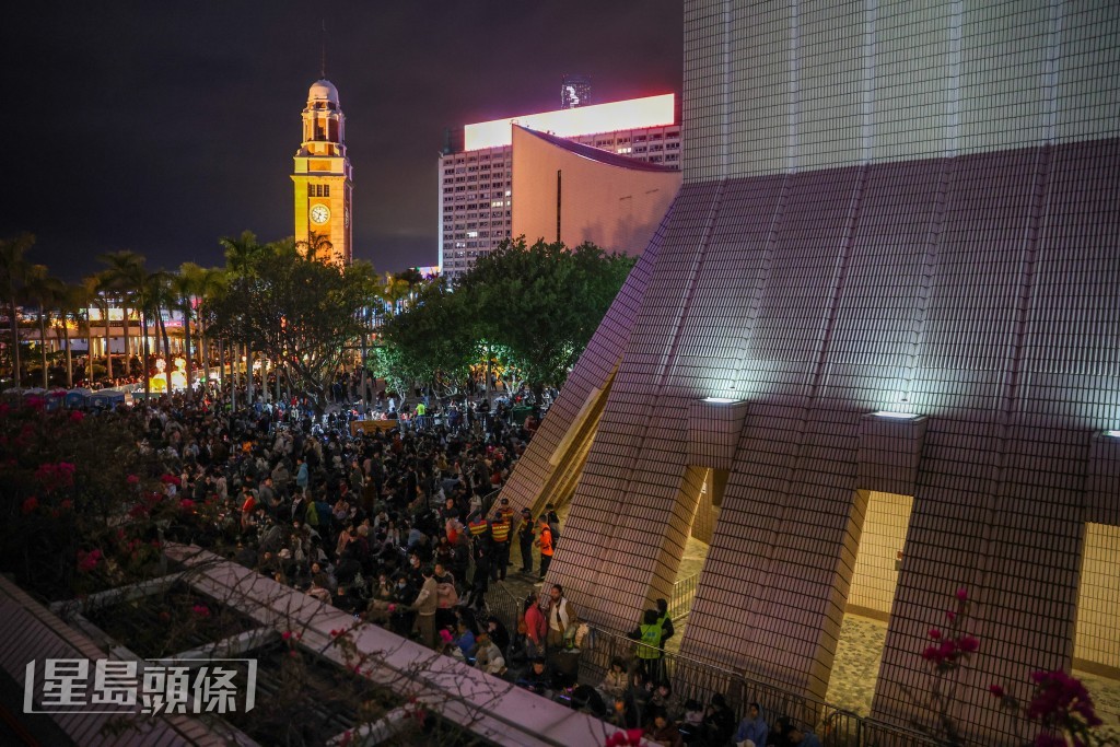 年初二為內地旅客訪港高峰，當晚維港舉行煙花匯演。