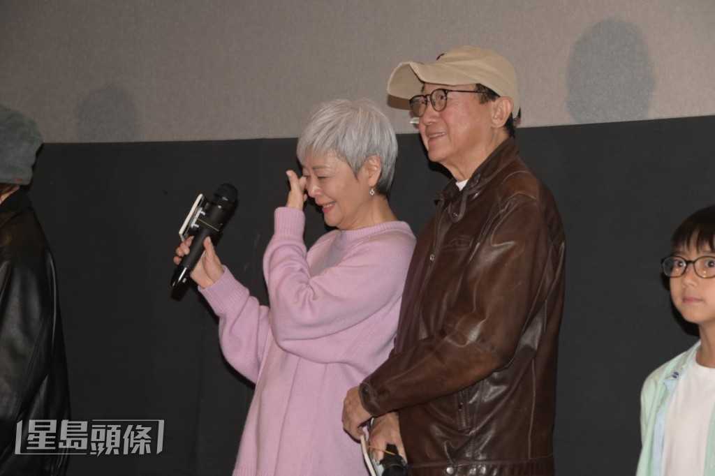 金燕玲在感激許冠文參與時感動落淚。 金燕玲在感激許冠文參與時感動落淚。