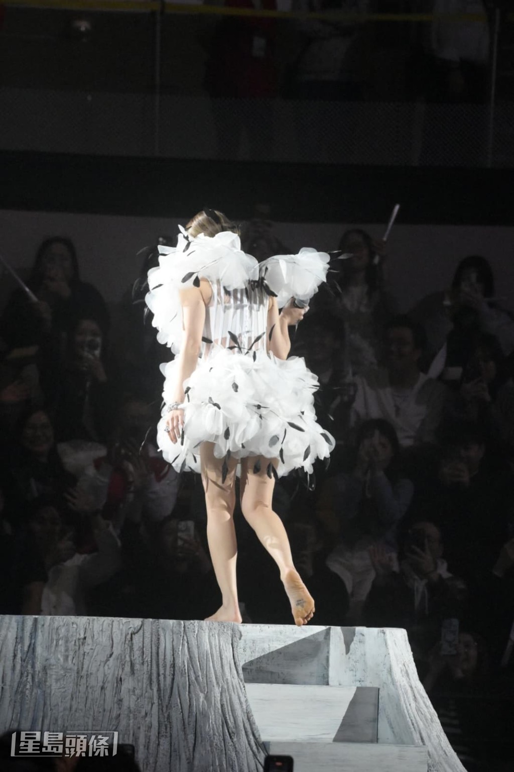 ，Gin笑指，聽到很多人說她不貼地，所以她用行動展示貼地一面，即場表演除鞋。