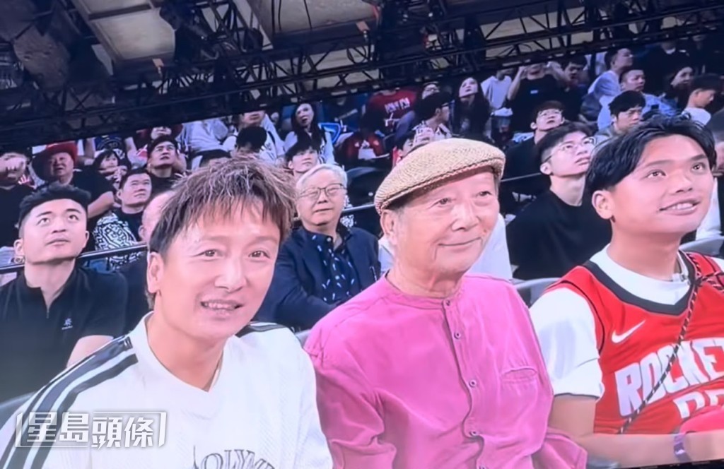 方力申與爸爸同行。 方力申與爸爸同行。