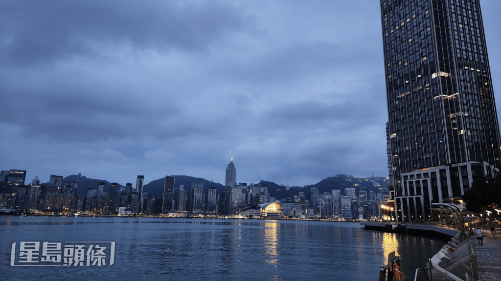 本港地区今日大致多云，有几阵骤雨，局部地区有狂风雷暴。黎志伟摄