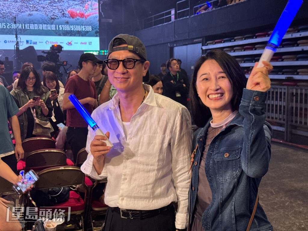 早前《農夫全港最好笑嘅演唱會》,張家輝拖太太關詠荷到紅館欣賞。 早前《農夫全港最好笑嘅演唱會》,張家輝拖太太關詠荷到紅館欣賞。