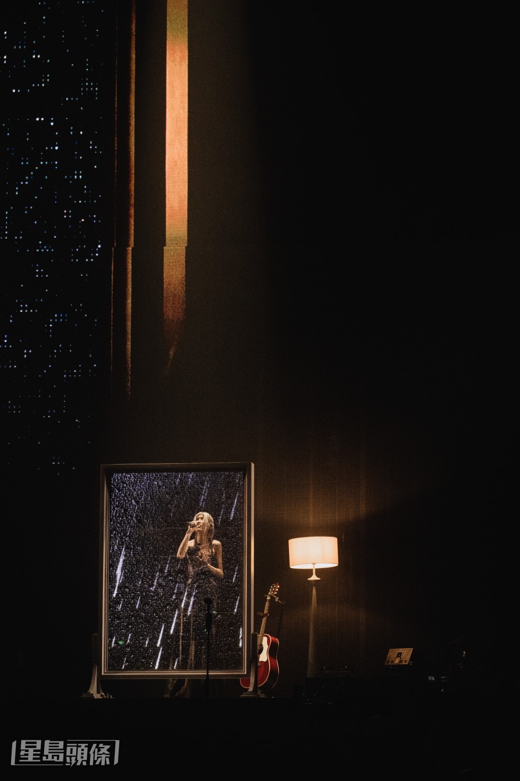 陳蕾站在彷如受盡雨水擊打的鏡子前唱出《當我迷失時聽著的歌》。