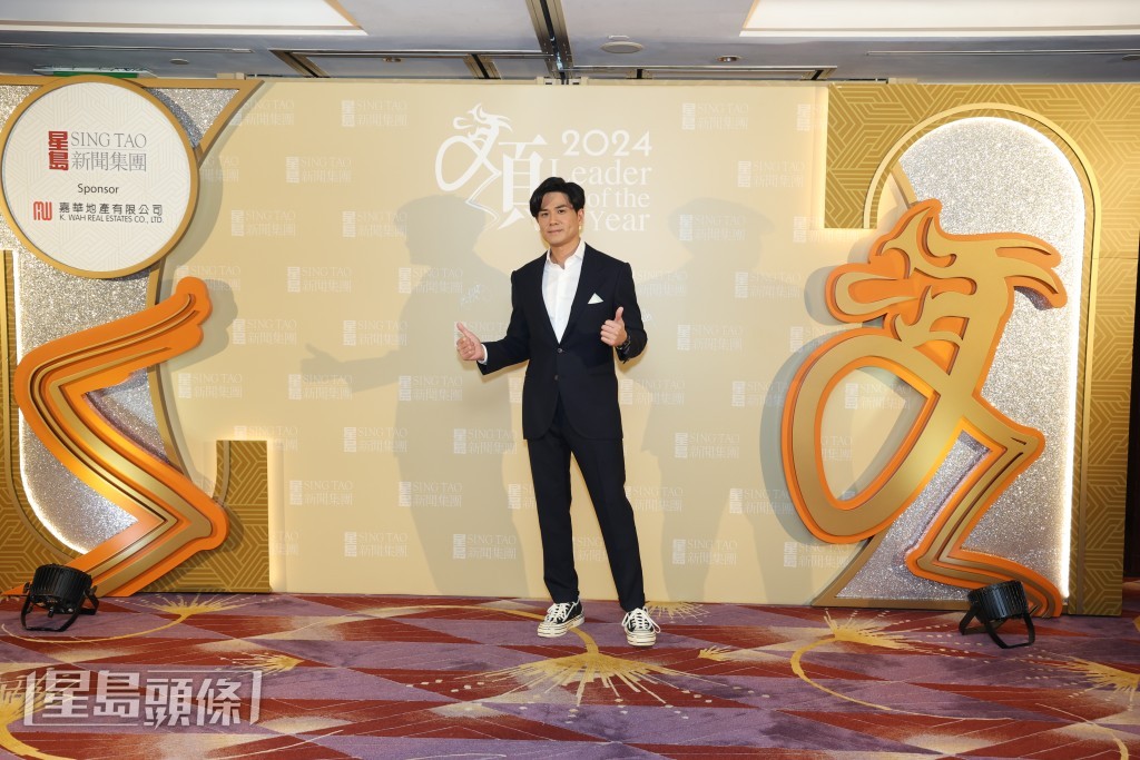 公開戀情後的伍允龍笑言現在拍拖不用再左閃右避。