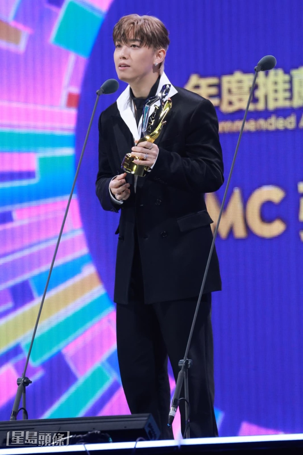 得獎後,MC笑指︰「麻煩大家繼續推薦我!」 得獎後,MC笑指︰「麻煩大家繼續推薦我!」
