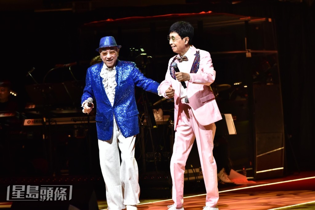 和葉振棠合唱《勝利雙手創》。