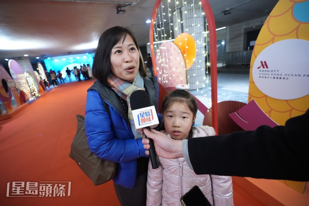 嚴太特地帶小女兒Casey來看姐姐表演。劉駿軒攝 嚴太特地帶小女兒Casey來看姐姐表演。劉駿軒攝