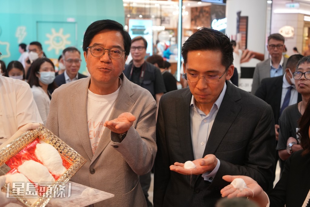 在新地郭基泓（右）陪同下，黃偉綸（左）亦試食了龍鬚糖。吳艷玲攝