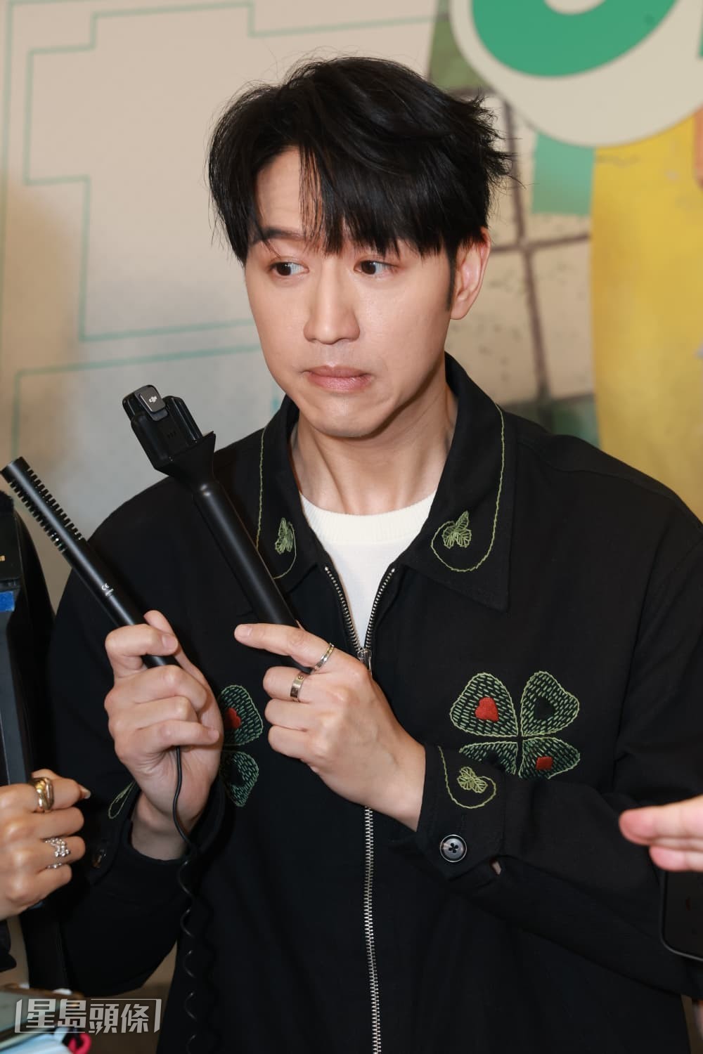 問到是否得到男歌手金獎後，已睇淡獎項？他否認。