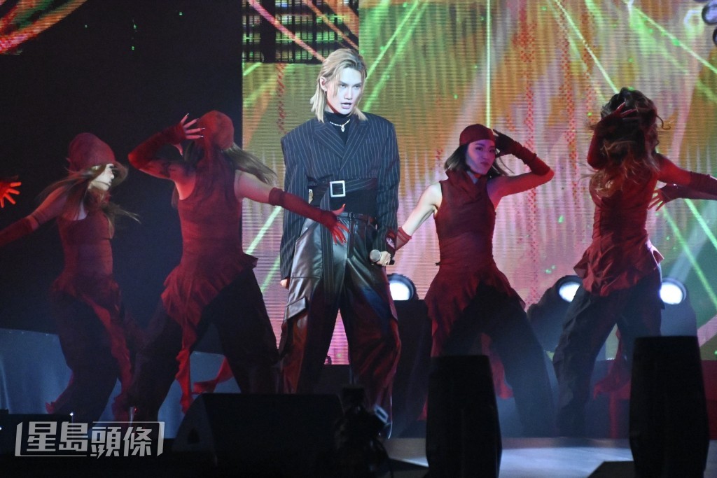 Jeremy唱出《Tie Me Now》。 Jeremy唱出《Tie Me Now》。