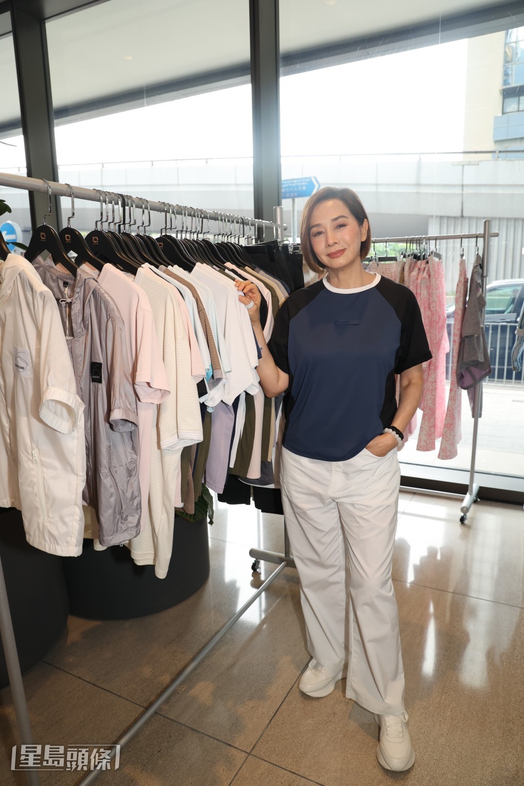 毛姐與該品合作設計的服飾也擺放在場內展示。 毛姐與該品合作設計的服飾也擺放在場內展示。