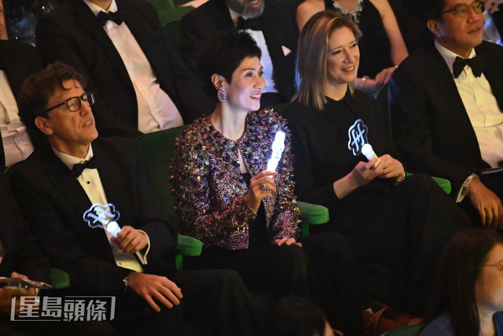 王幼倫在台下欣賞音樂會一眾表演嘉賓的演出,聽得如癡如醉。 王幼倫在台下欣賞音樂會一眾表演嘉賓的演出,聽得如癡如醉。