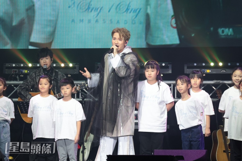 吉吉一對仔女與合唱團在上台獻唱。 吉吉一對仔女與合唱團在上台獻唱。