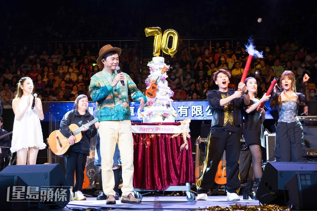 為Albert送上生日驚喜。