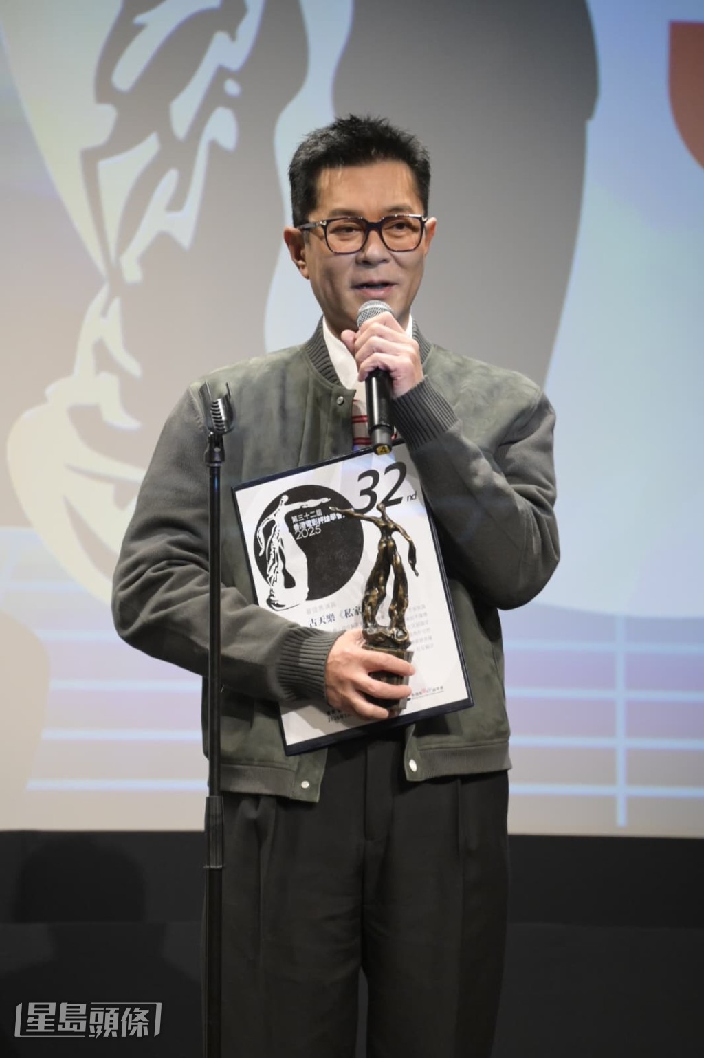 古仔在台上不忘幽劉青雲一默,笑言自小看青雲的《新紮師兄》長大。 古仔在台上不忘幽劉青雲一默,笑言自小看青雲的《新紮師兄》長大。