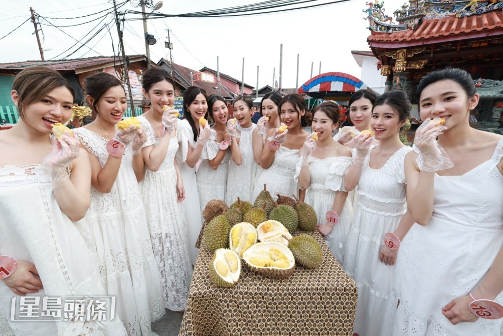 14位佳麗有得食好味嘅榴槤都勁開心。 14位佳麗有得食好味嘅榴槤都勁開心。