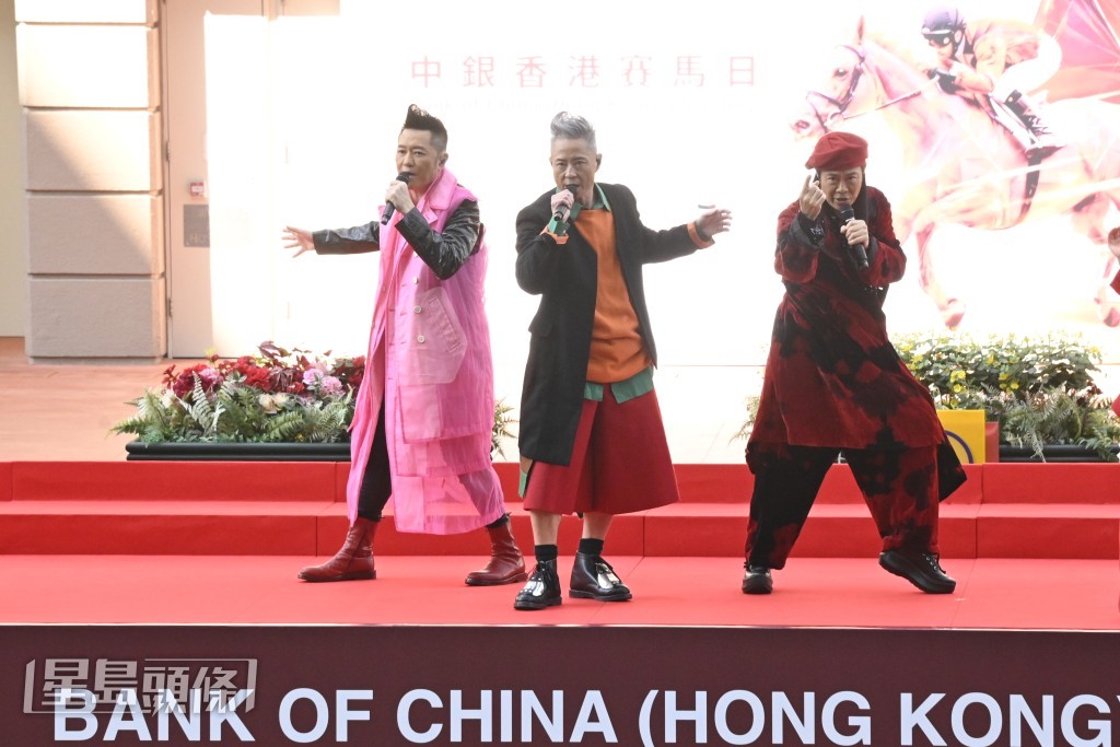  草蜢在現場表演。