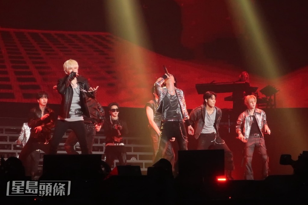 TREASURE唱《사랑해》、《MY TREASURE》。 TREASURE唱《사랑해》、《MY TREASURE》。