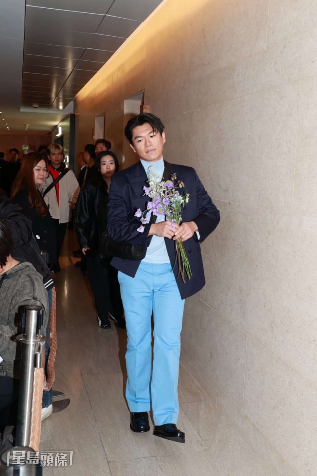 今日柯煒林出席品牌活動時收到花，但不透露是誰送。