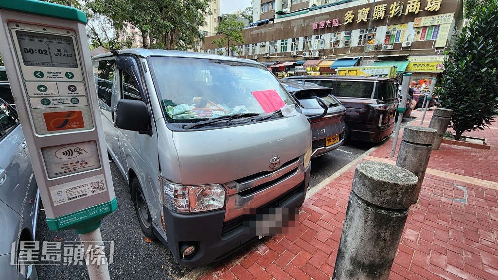 客貨車違例泊車被抄牌多次。黃文威攝
