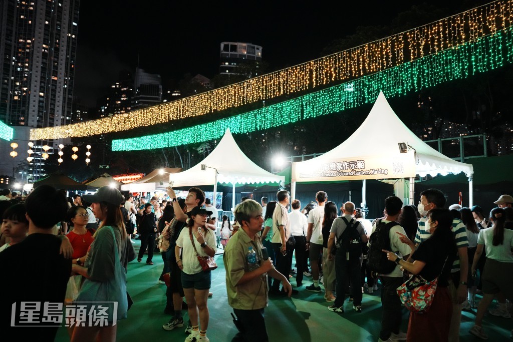 不少市民帶同一家大小到場拍照打卡。汪旭峰攝