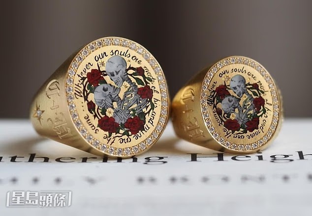 對戒上描繪了一對相擁的骷髏。