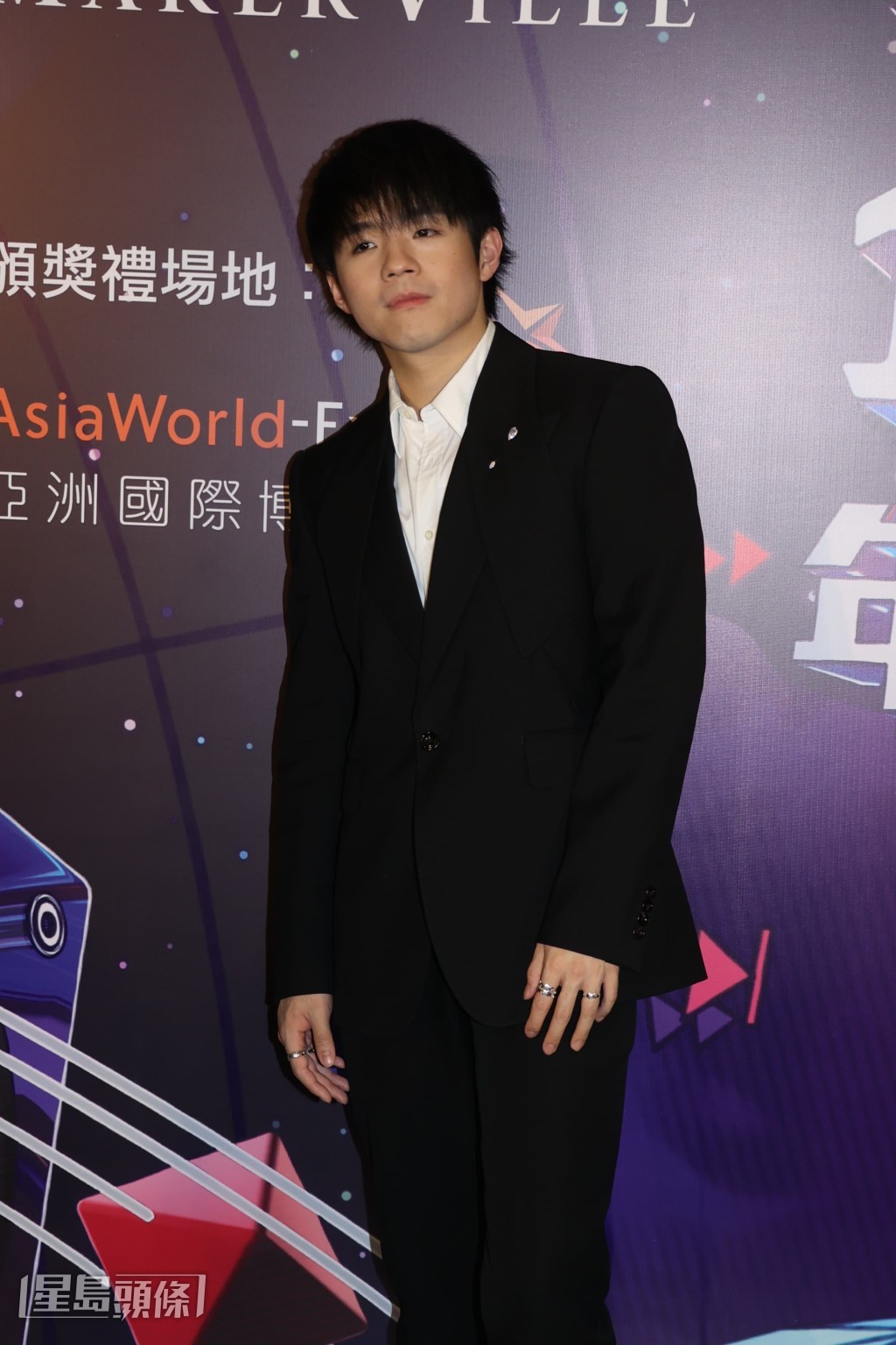 估計他大部份演出時間將會在鯨魚頭及身體部份的中間位置。