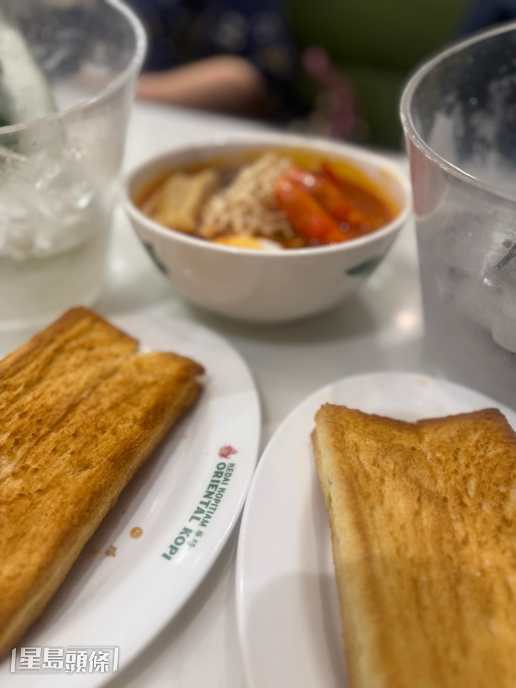 朱朱品嘗咖央多士、肉骨茶等當地美食。 朱朱品嘗咖央多士、肉骨茶等當地美食。