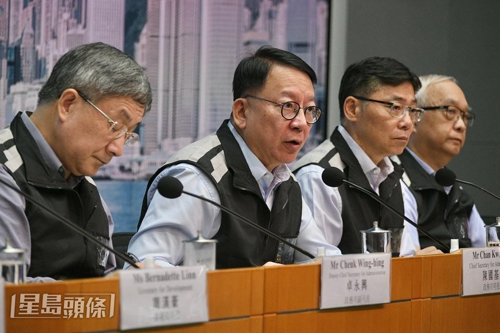 政務司司長陳國基聯同部門代表舉行聯合記者會。陳浩元攝