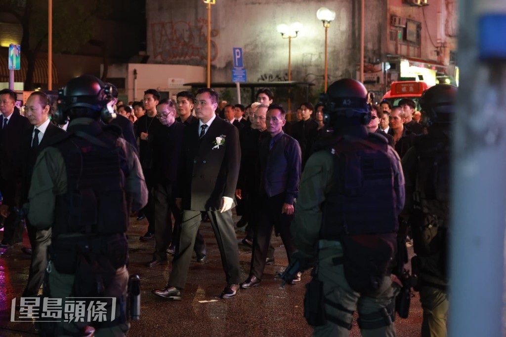現場所見是拍攝一幕類似黑幫頭目出殯場面。 現場所見是拍攝一幕類似黑幫頭目出殯場面。