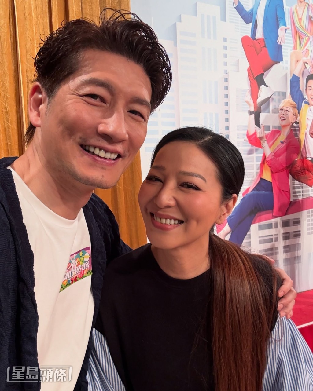 VB處境劇《愛·回家之開心速遞》即將大結局,問他最不捨那位拍檔?袁文傑表示,其實大家都捨不得,但說到尾當然是劇中的拍檔滕麗名。 VB處境劇《愛·回家之開心速遞》即將大結局,問他最不捨那位拍檔?袁文傑表示,其實大家都捨不得,但說到尾當然是劇中的拍檔滕麗名。