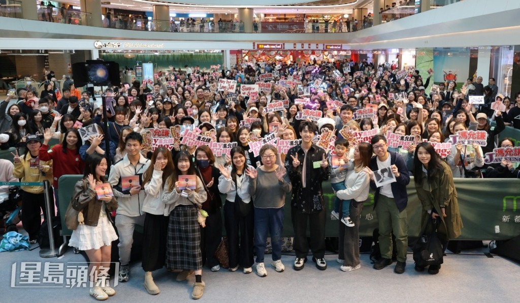 他走到台下與粉絲合照，記錄難忘的時刻。