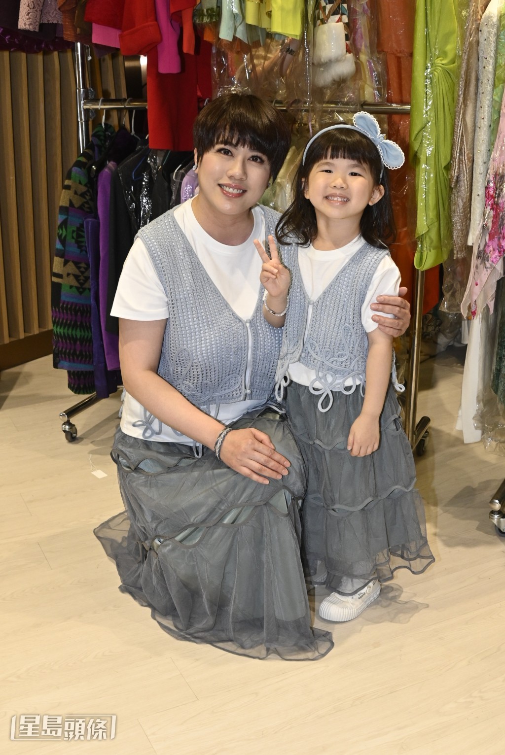 陳彥行帶同穿上母女裝的女兒支持薛家燕二手服裝義賣活動。 陳彥行帶同穿上母女裝的女兒支持薛家燕二手服裝義賣活動。