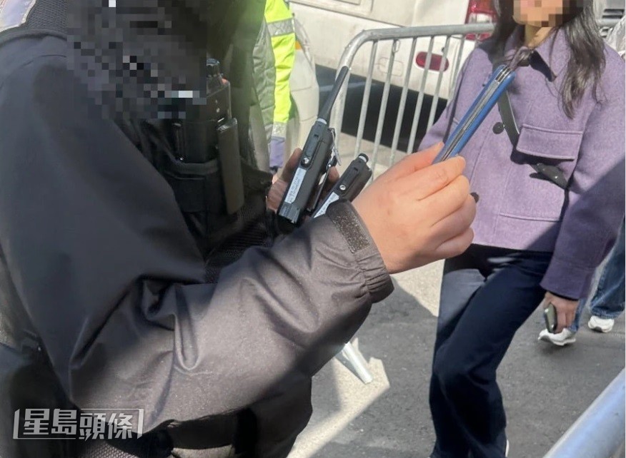 警方已准备了80部龙门式金属探测器，观众入场前要接受严格安检。