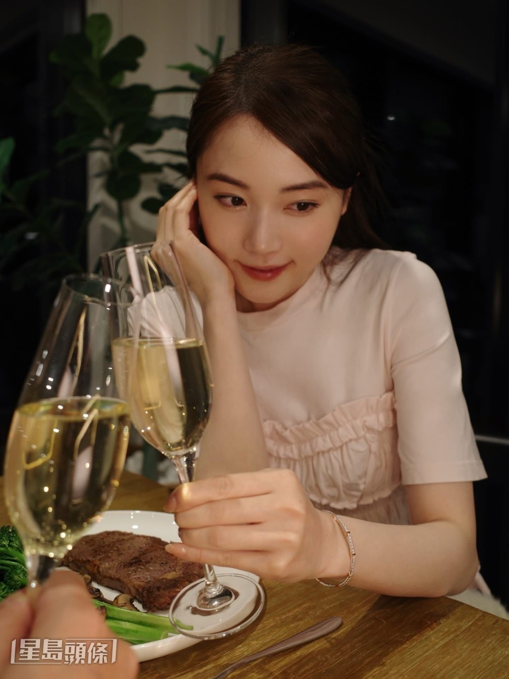 Yanny在社交網大晒恩愛,她貼出老公和老婆視覺的照片。 Yanny在社交網大晒恩愛,她貼出老公和老婆視覺的照片。