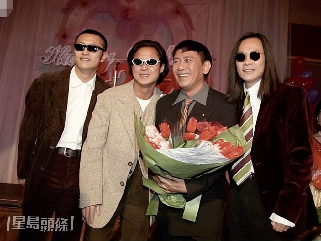 杰仔忆述当年罗文飞往上海,为在当地开骚的他们送惊喜,令他们超感动。 杰仔忆述当年罗文飞往上海,为在当地开骚的他们送惊喜,令他们超感动。