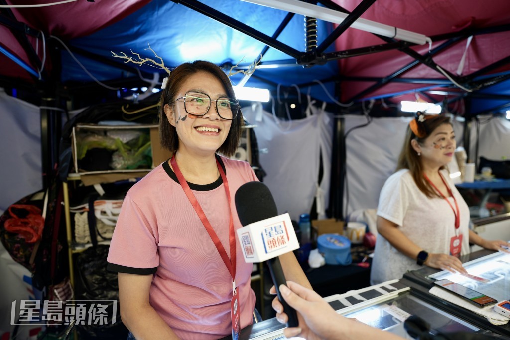 海滨艺游坊一饮品档负责人潘女士指,现场人流比之前多。苏正谦摄 海滨艺游坊一饮品档负责人潘女士指,现场人流比之前多。苏正谦摄
