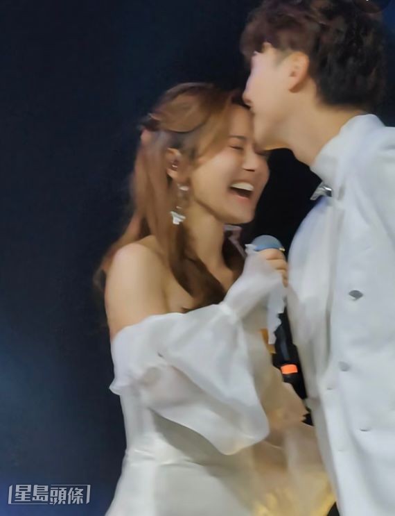 林俊先突襲錫女友額頭。