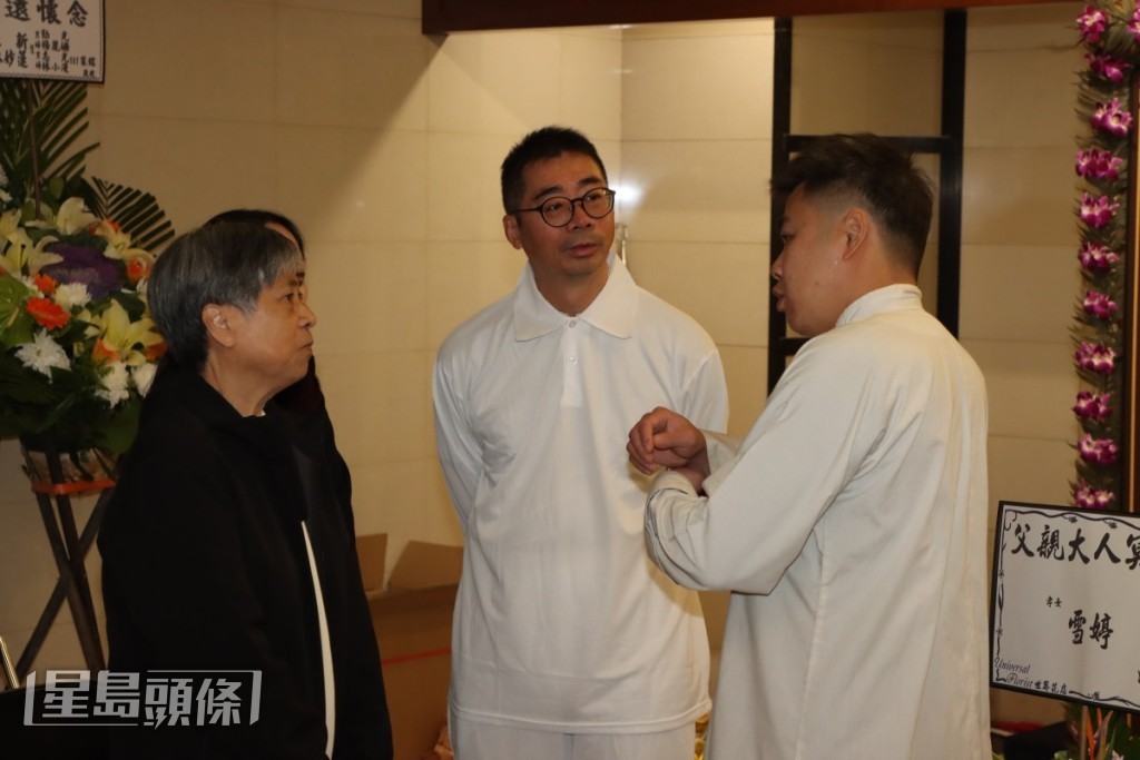 曹濟的家人一早到靈堂打點。