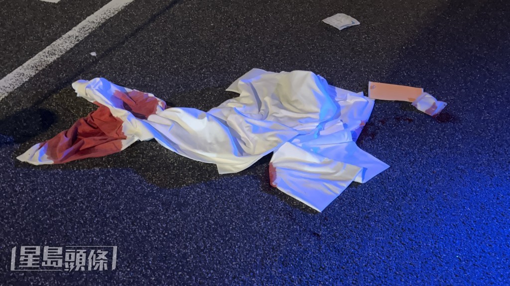 現場遺下染血的白布。蔡楚輝攝 現場遺下染血的白布。蔡楚輝攝