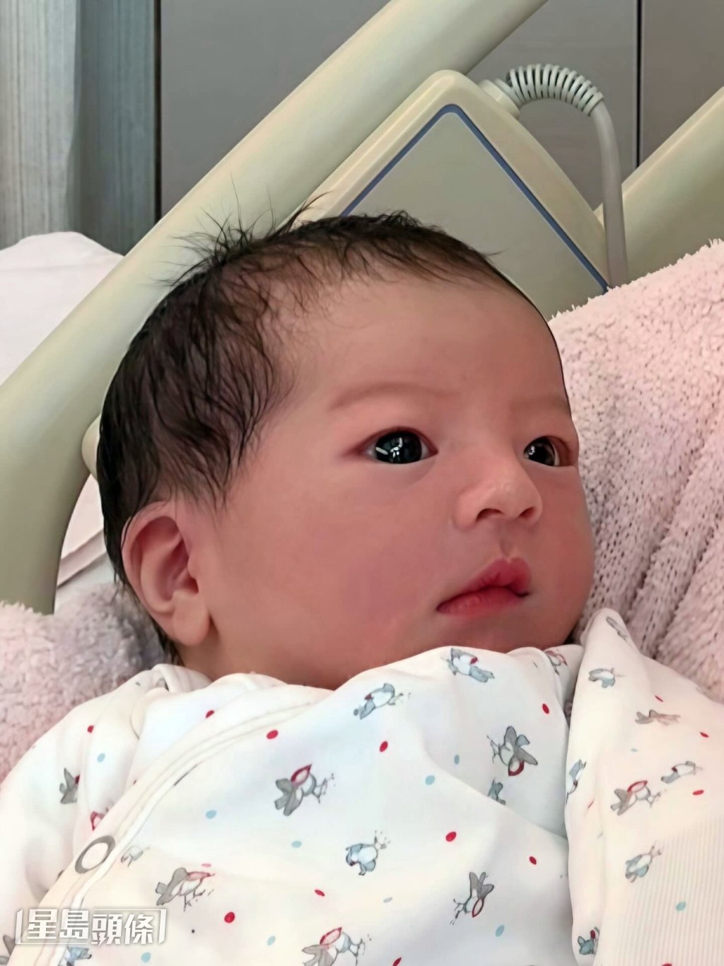 三寶出世後，城城大方公開BB照。