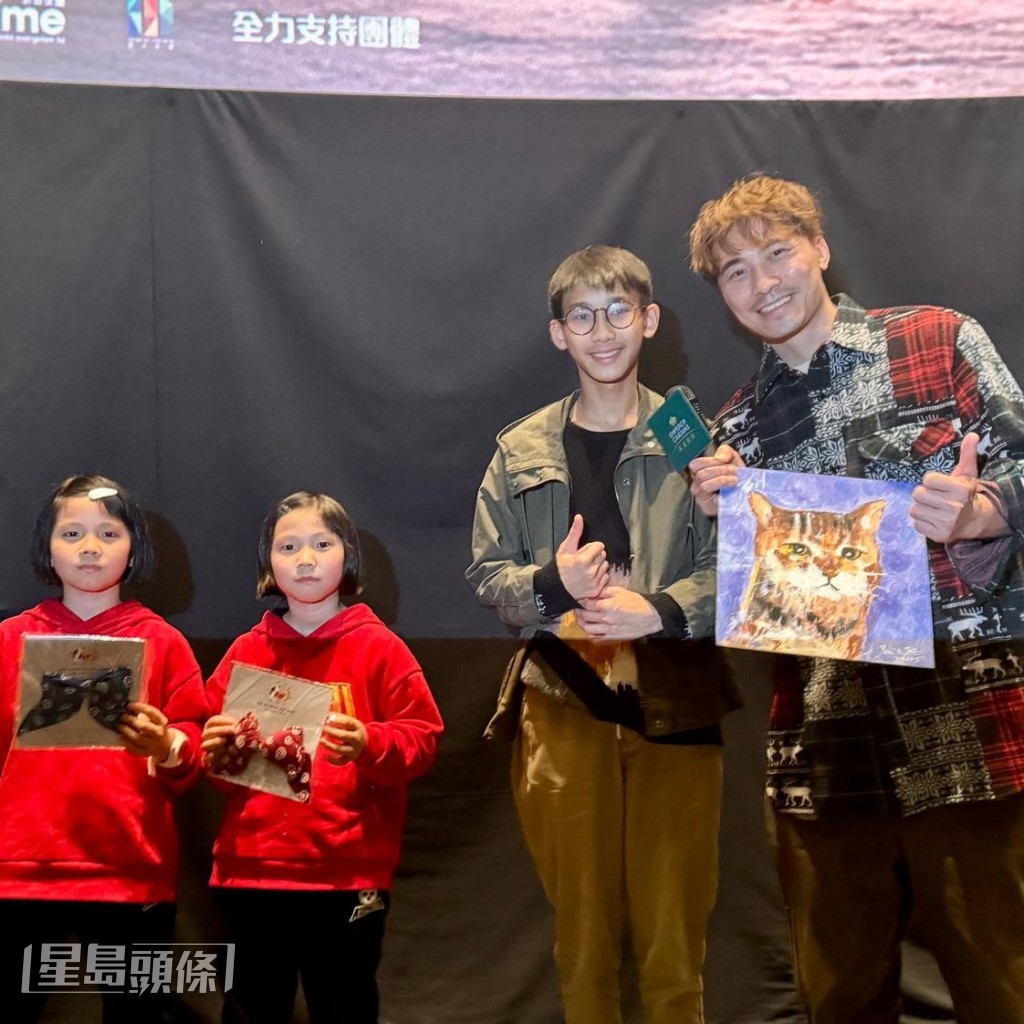 黃劍文收到小朋友贈送的得獎畫作,令他深受感動。 黃劍文收到小朋友贈送的得獎畫作,令他深受感動。