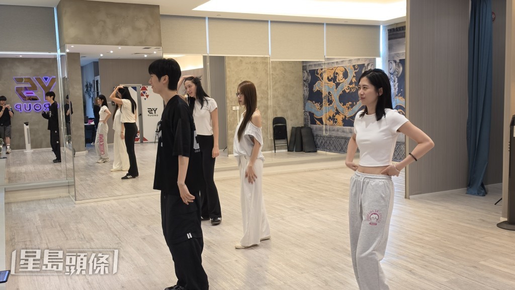 她們邀請到YS韓國偶像學院,天團K-POP舞蹈老師Geon為「魔女」們親臨指導。 她們邀請到YS韓國偶像學院,天團K-POP舞蹈老師Geon為「魔女」們親臨指導。