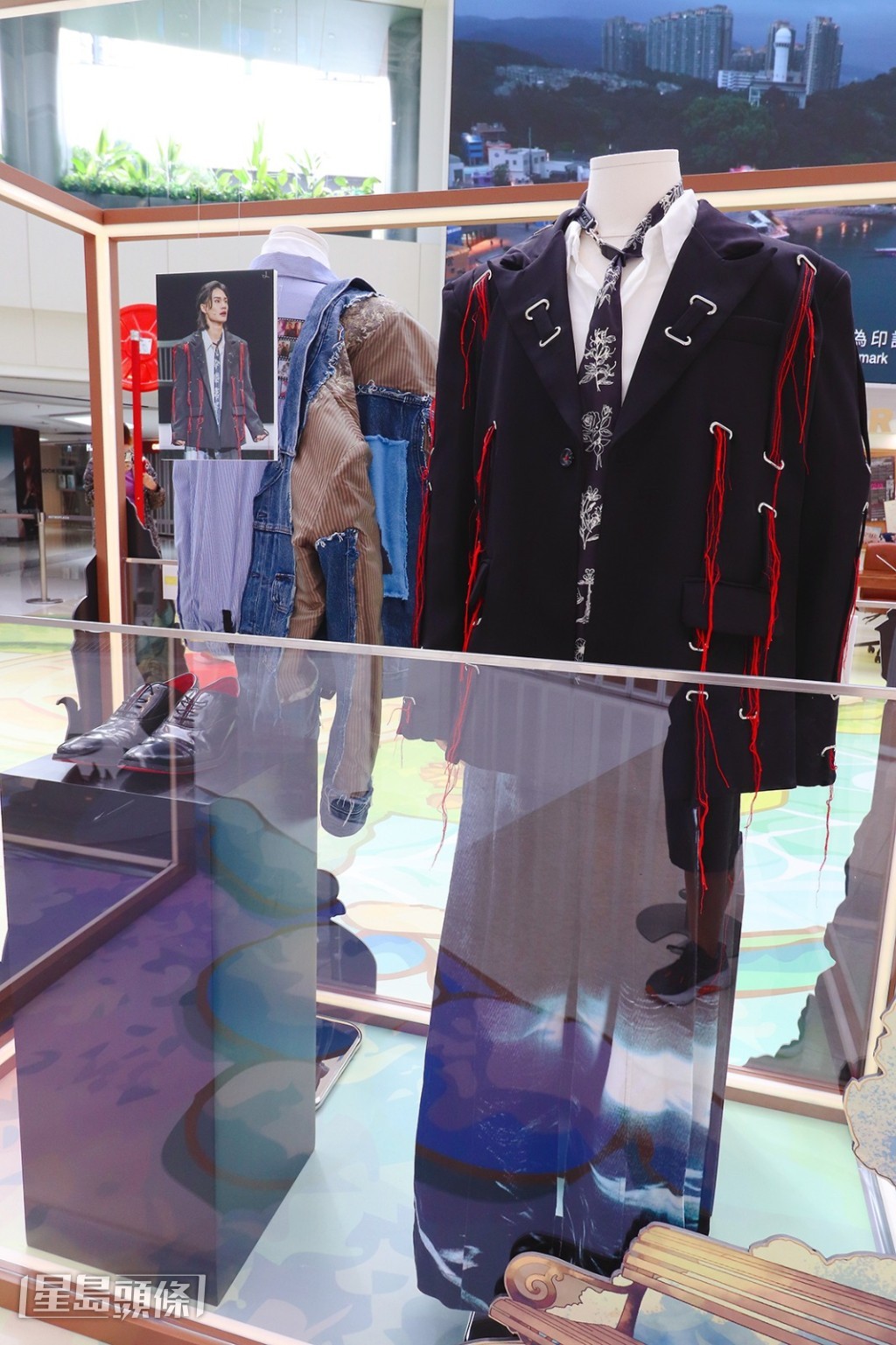 Rise In Love Boutique展示了Jeremy最新單曲《黑蛇傳》MV服裝。 Rise In Love Boutique展示了Jeremy最新單曲《黑蛇傳》MV服裝。