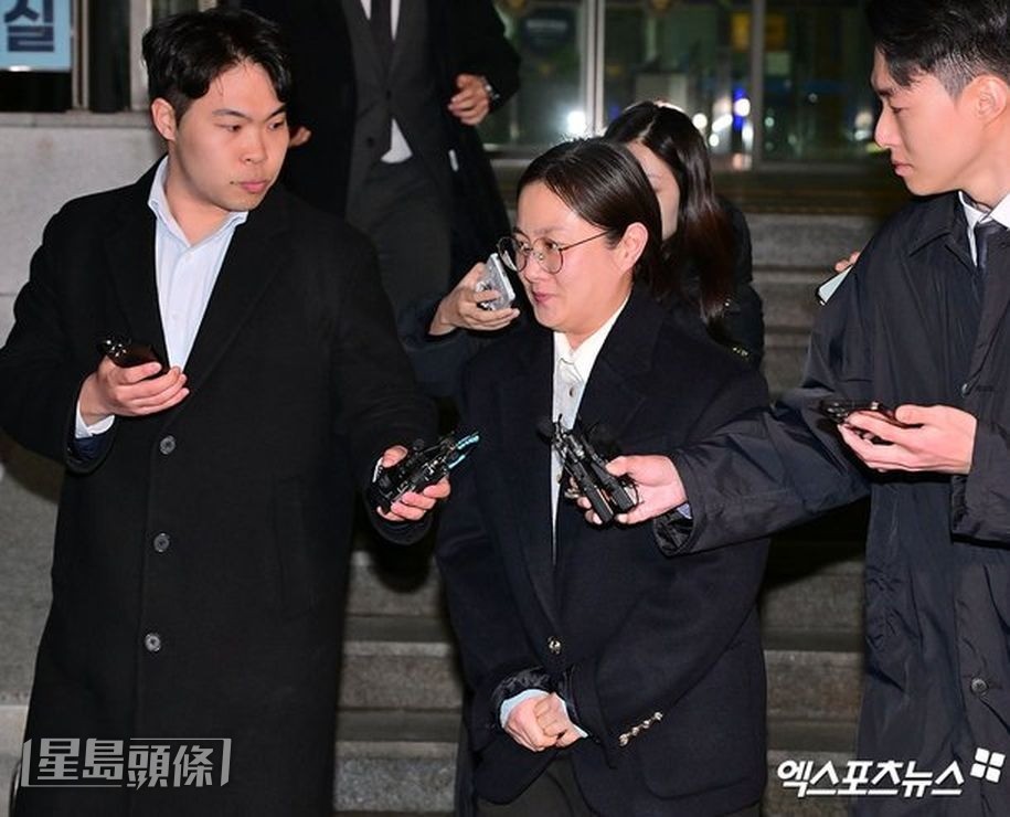 面對記者的犀利提問，朴娜萊仍平靜回答。