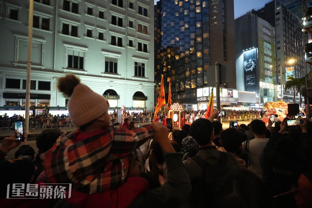市民逼爆尖沙咀準備看花車巡遊。劉駿軒攝 市民逼爆尖沙咀準備看花車巡遊。劉駿軒攝
