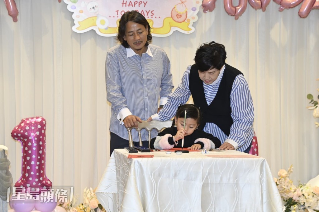 黃澤鋒高興大女成績幾好，考第四名。