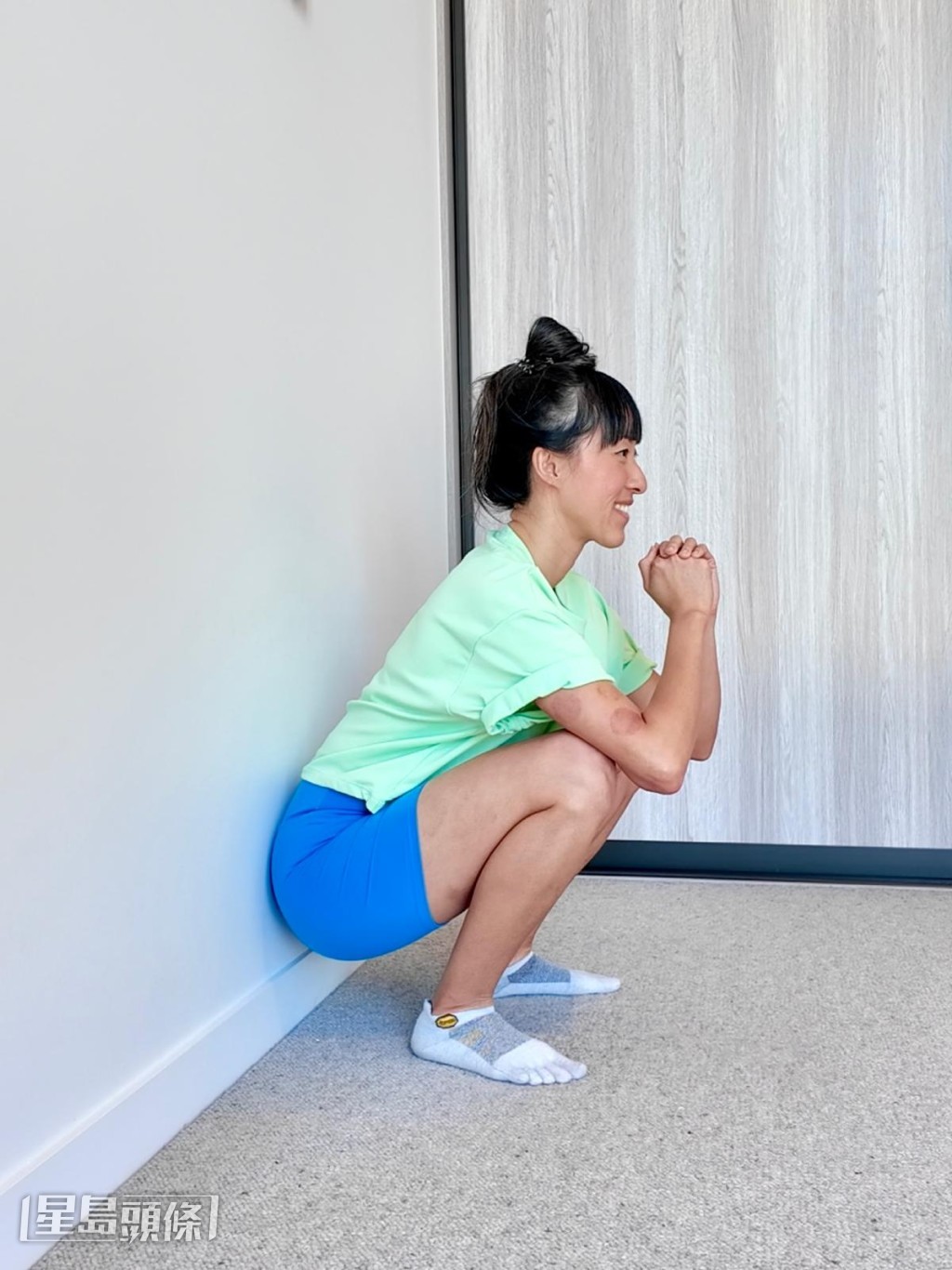 步驟1：找到你現在能蹲到的最低位置，停留1分鐘，甚至更短也可以，保持呼吸，讓身體慢慢放鬆。（由伸展治療導師Czon Wong提供）