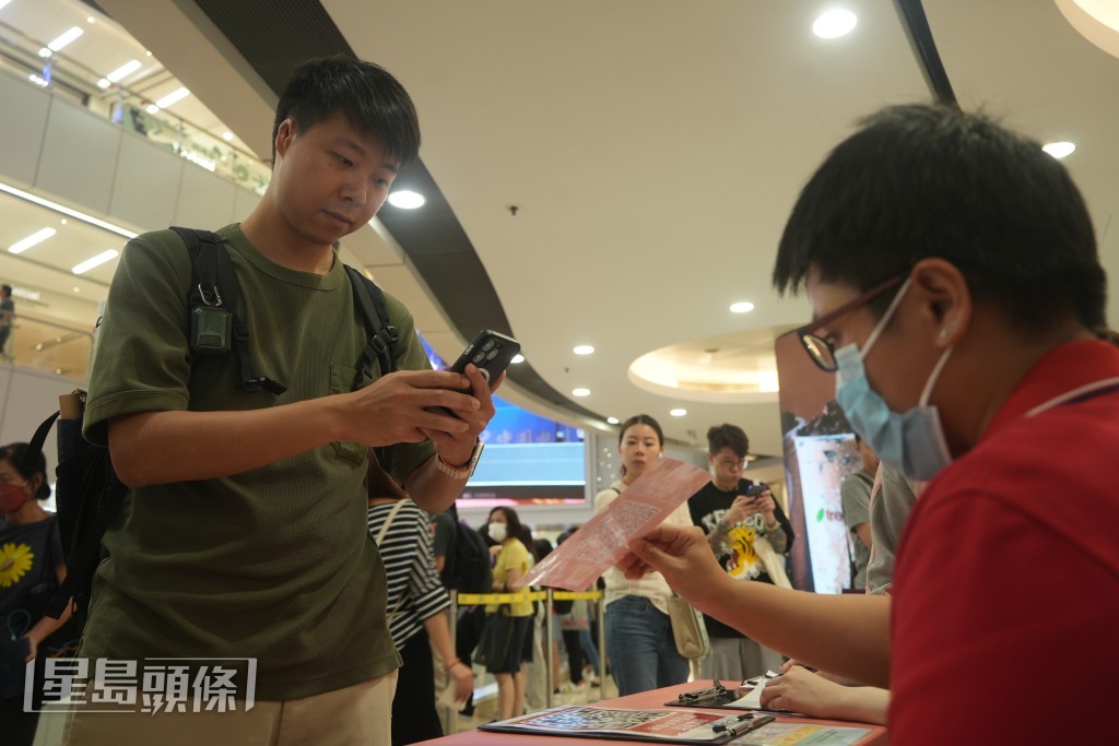 市民需指手機程式領取消費券。吳艷玲攝